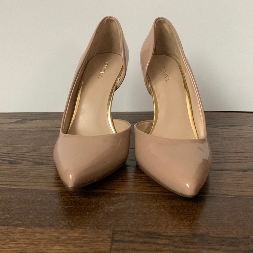 Nude pointed toe pumps, size 8
